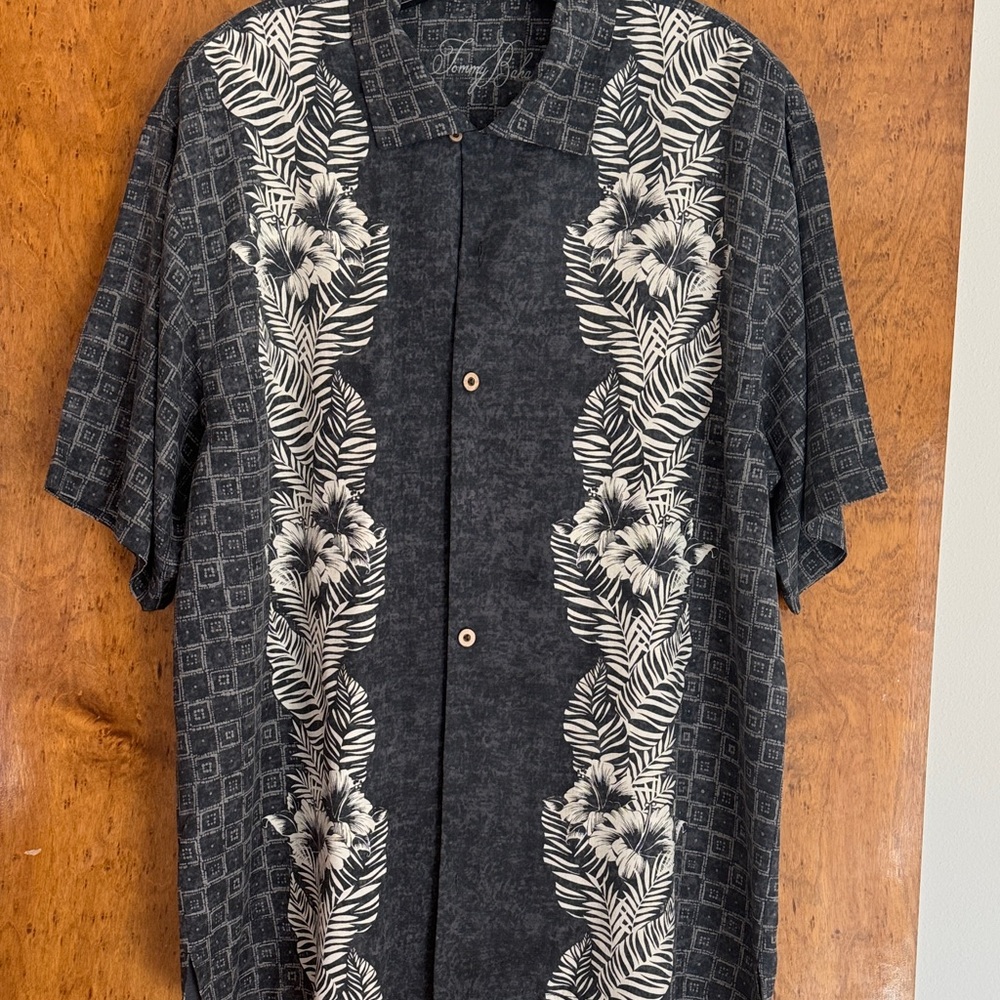 Tommy Bahama  Stylish Charcoal / Blue  and Cream Floral Button Down Size   Large